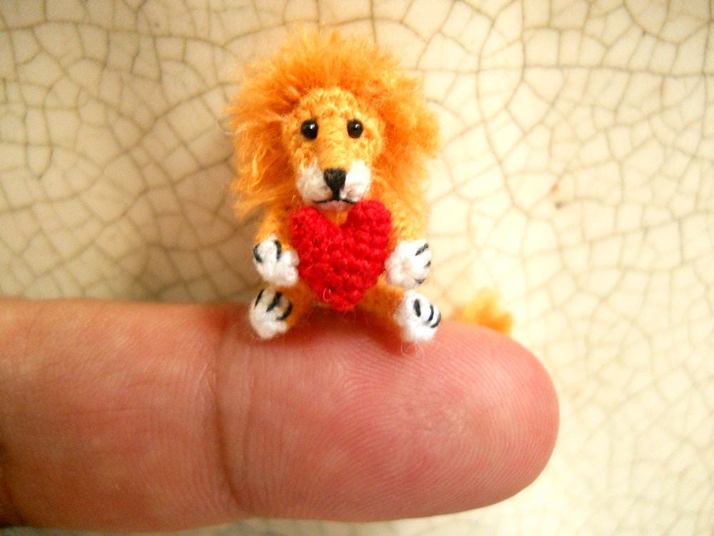 0.8 inch Lion Holding Heart - Micro Crochet Miniature Animal - Made To Order