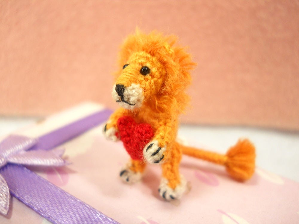 0.8 inch Lion Holding Heart - Micro Crochet Miniature Animal - Made To Order