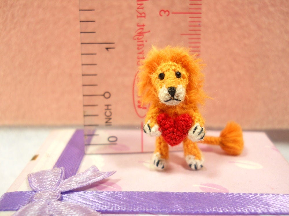 0.8 inch Lion Holding Heart - Micro Crochet Miniature Animal - Made To Order