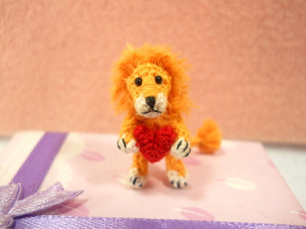 0.8 inch Lion Holding Heart - Micro Crochet Miniature Animal - Made To Order